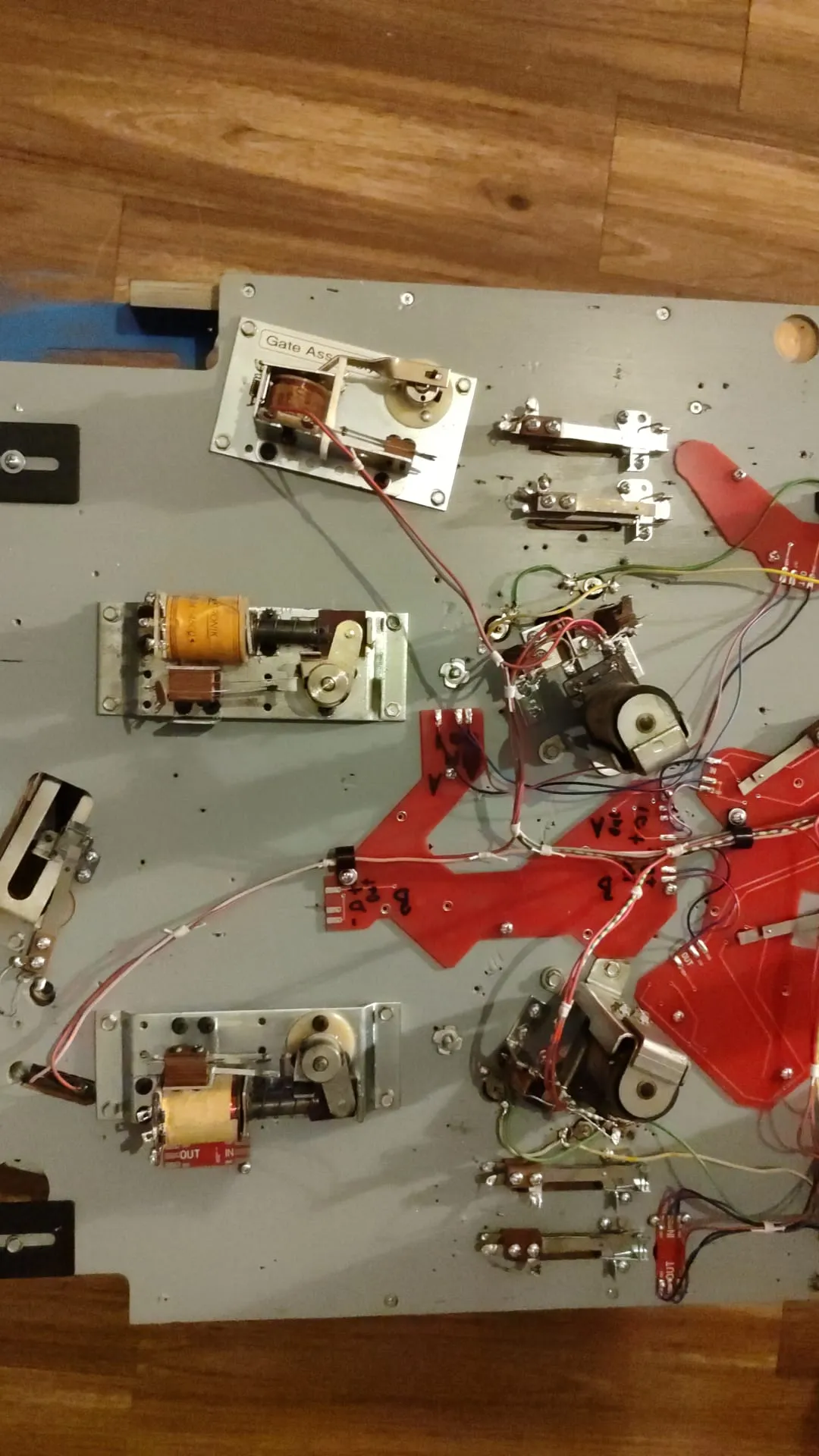 Mechaniken und Schalter werden montiert